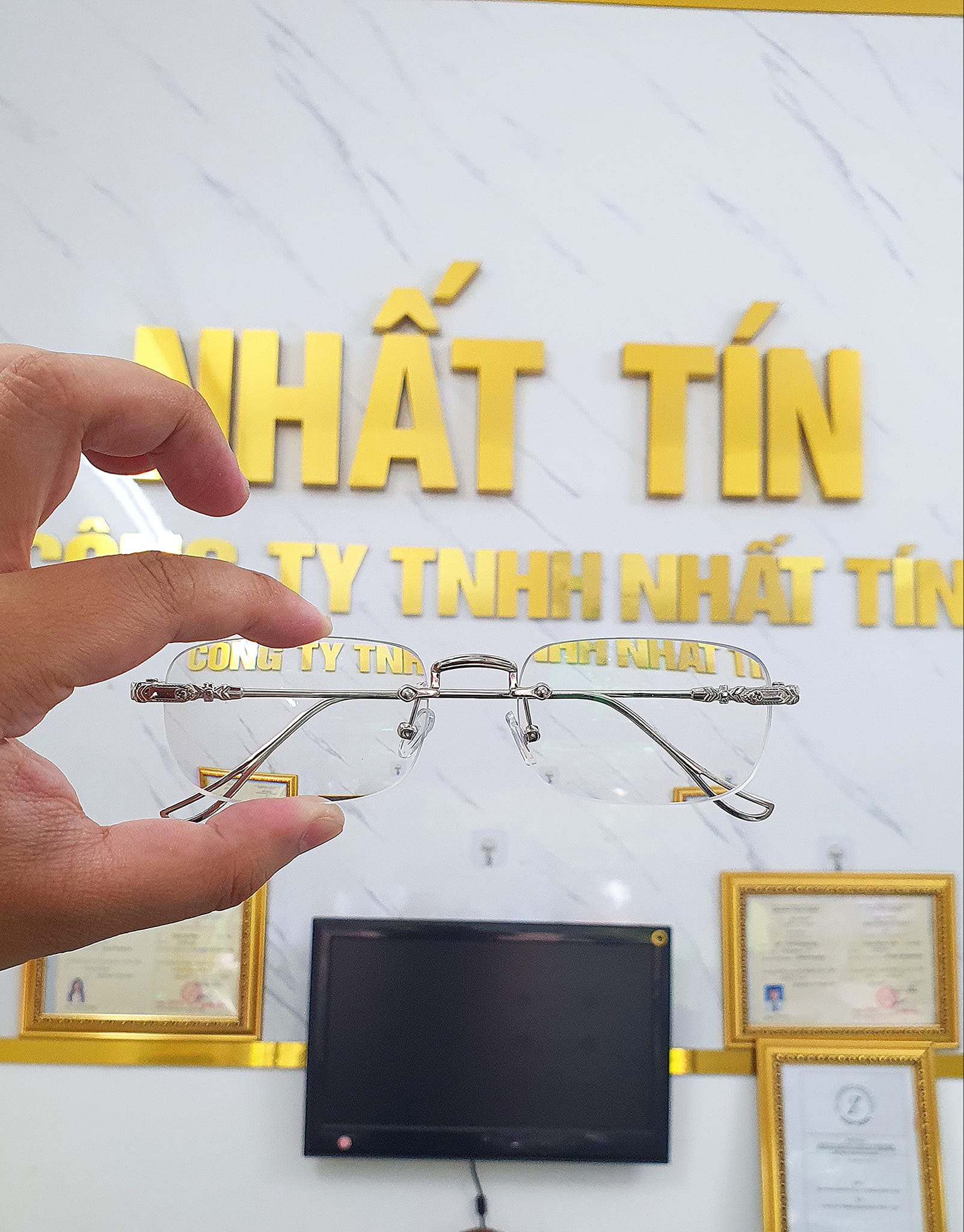 KÍNH MẮT NHẤT TÍN